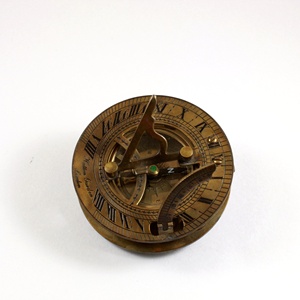 Reloj de Sol de latón antiguo, soporte de trípode con brújula, caja de madera náutica, regalo direccional de aleación de Metal hecho a mano para cristal de aniversario - Product Image 2