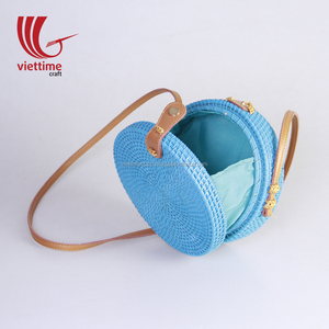 กระเป๋าหวายทรงกลมสไตล์วินเทจสีสันสดใสพร้อมพู่ห้อยขายส่งจากเวียดนาม - Product Image 4