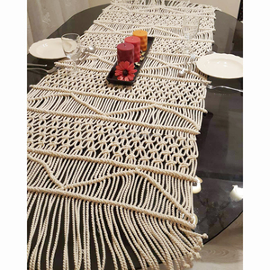 Chemin de table en macramé Boho fait à la main décoration de maison en coton de Noël durable avec motif géométrique d'Inde - Product Image 1