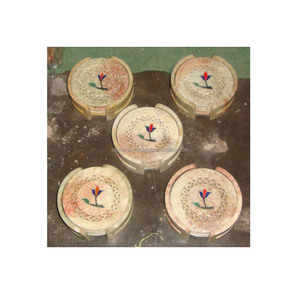 Juego de posavasos de piedra jabonosa redondos para decoración del hogar y hoteles con un hermoso diseño de flores incrustadas, ideales para regalo. - Product Image 1