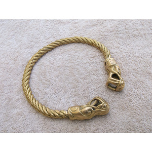Bague de cou en laiton Viking Tiger Touch, artisanale, en laiton antique, sans nickel, inspirée de la ceinture du 10ème et 11ème siècle, Gotland, Suède - Product Image 1