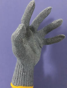 Fil de coton polyester de couleur grise pour tricoter des gants - Product Image 3