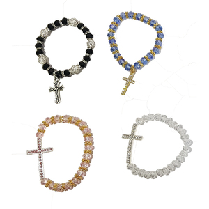 Pulsera elástica de cuentas de cristal con amuleto cruzado, hecha a mano por familias cristianas - Product Image 1