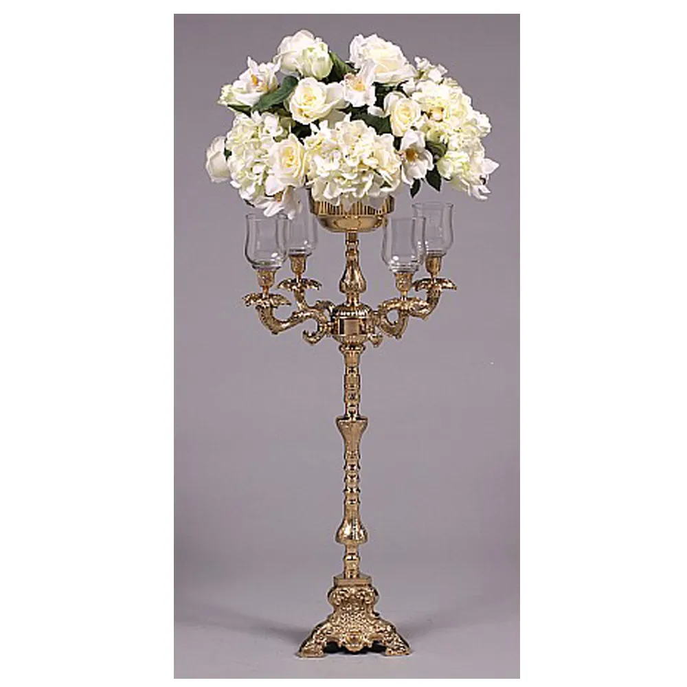 Oro relieve Flor de cinco brazos candelabro