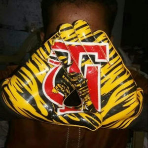 Gants de football gaéliques avec design léger et respirant et poignées confortables - Product Image 1