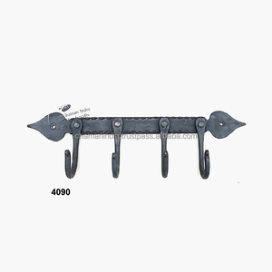 Forgé à la main Coeur Crochet Rack Avec Quatre Cintre - Product Image 1