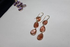 Boucles d'oreilles pendantes classiques en or 18 carats avec pierre précieuse naturelle solide en forme de poire perle de pierre de soleil pour les mariages fêtes en gros - Product Image 2