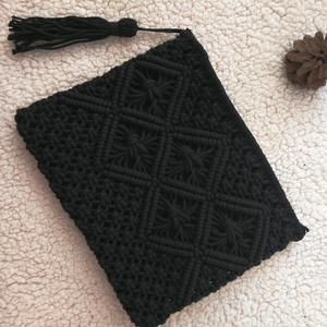 Pochette noire en macramé faite à la main Handmade Happiness - Product Image 1