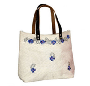 Sac fourre-tout en toile brodée LOWELL CRAFT avec motif floral bleu, style bohème, dessus ouvert, doublure en coton - Product Image 1