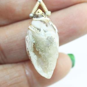 หินอัญมณีธรรมชาติที่ตั้งหินแร่ดรูซี่เปลือกหอยคริสตัลธรรมชาติสำหรับทำเครื่องประดับอัญมณีแบบ DIY ขายส่งเครื่องประดับ - Product Image 4