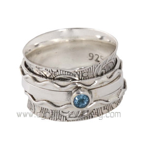 Bague unisexe martelée en argent sterling 925 avec surface brillante en topaze bleue pour cadeau d'anniversaire de fiançailles de fête de mariage - Product Image 1