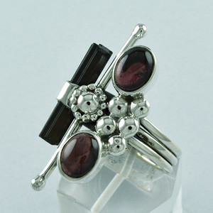 แหวนเงินแท้ 925 ประดับพลอยโกเมนและพลอยทูร์มาลีน ดีไซน์แบบนามธรรม เครื่องประดับส่งออกจากอินเดีย ขายส่งโดยตรงจากโรงงาน - Product Image 3