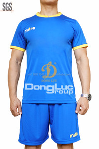 2017 Fútbol Jersey OEM Servicio Conjuntos Compra a granel Vietnam Ropa deportiva Ventas al por mayor Uniforme de fútbol 100% Poliéster Transpirable Secado rápido - Product Image 2