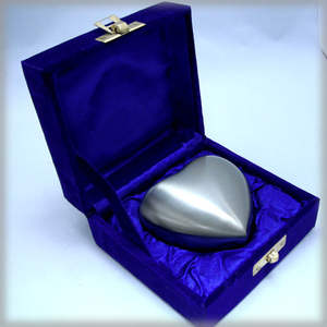 Mini urna de cremación en forma de corazón, suministros funerarios de mariposa y tactil, Brassworld, India - Product Image 6