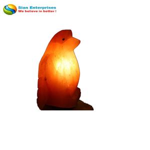 Lampe à sel fantaisie en forme de pingouin avec Base en bois et cordon électrique-entreprises siennes - Product Image 5