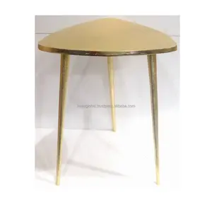 Tavolino e sgabello in metallo placcato in oro a forma di V a tre gambe in alluminio