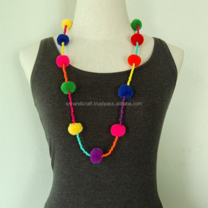 สร้อยคอปอมปอมสีสันสดใสพร้อมลูกปัด ศิลปะแห่งงานแฮนด์เมด - Product Image 1