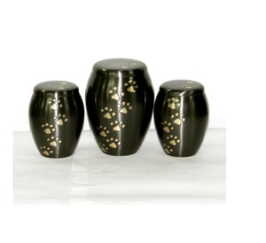 โกศบรรจุอัฐิสัตว์เลี้ยงแบบอเมริกัน ดีไซน์เนอร์ออกแบบ ทำจากทองเหลือง ผิวเคลือบด้านสีดำ พร้อมลายพิมพ์สีทองเหลืองด้านสำหรับใส่เถ้ากระดูก - Product Image 4