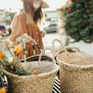 Sac fourre-tout bohème en paille et jonc de mer naturel fait main, design tendance 2022, deux poignées, broderie florale, perles pour le shopping et la plage - Product Image 2