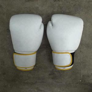 Gants de boxe en cuir de vache personnalisés avec sangle de poignet, entraînement Sanda, fermeture à crochets et boucles - Product Image 1