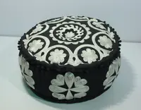 ออกแบบรอบสีดำและสีขาวอินเดียออตโตมันผ้าฝ้ายปักดอกไม้ Poufs และ Pouffes