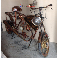 Vente en gros en vrac de meubles sur le thème de l'automobile de vélo à 2 roues de restauration rétro vintage avec dessus en bois rustique et cadre en métal