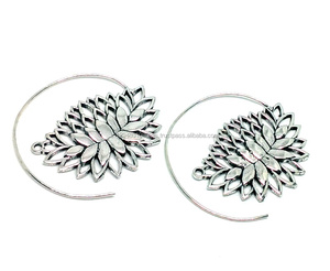 A Louts Bohemian Silver Espiral Pendiente de aro de latón hecho a mano Pendientes de espiral chapados en plata - Product Image 1