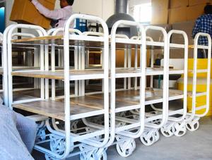 Chariot à roulettes vintage en fonte industrielle pour déplacer les meubles du salon, armoire en bois et en métal pour un usage domestique - Product Image 3