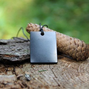 Pendentif en shungite minimaliste du patrimoine carélien rectangulaire, bijoux en pierre naturelle pour la protection des champs électromagnétiques, authentique shungite russie - Product Image 1