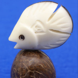 Sculpté à la main Tagua Figurine Poisson Sculpture Statue Océan Marine Mer Animal Végétal Ivoire Décor Art Nautique Poisson Équatorien - Product Image 1
