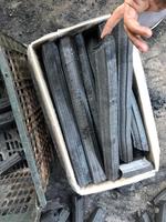 Charbon de bois de bois dur de bambou et de coque de noix de coco à prix raisonnable, modèle de briquettes de sciure de bois
