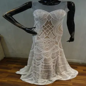 Passen Sie elegantes verziertes langärmliges Illusions-Abendkleid mit Feder rock an