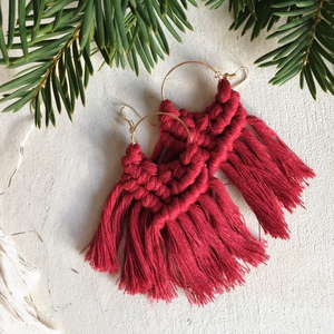   Pendientes Navideños Hechos a Mano con Diseño de Felicidad |   Pendientes de Navidad de Macramé |   Pendientes Boho - Product Image 1