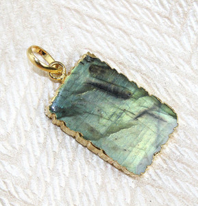 Vente en gros de pendentif en pierre précieuse en labradorite naturelle connecteur de pendentif tranchant en plaqué or pour collier - Product Image 1