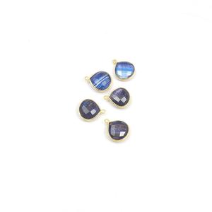 Collier de pierres précieuses infusées de cuivre bleu avec des bijoux faits à la main plaqués or avec connecteur de lunette à caution unique en forme de coeur - Product Image 3