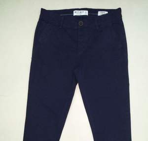 Chinos de marca para hombre de algodón hechos en Bangladesh prendas listas para exportar excedentes de ropa en stock - Product Image 1