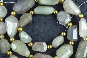 23 pièces, 1 brin, saphir vert naturel de qualité AAA, pépites facettées, perles étincelantes pour la vente en gros de bijoux - Product Image 2