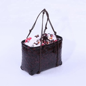 Bolso de mano de bambú azul hecho a mano para mujer, bandolera artesanal de Vietnam con dos correas, forro de lino, cierre de cubierta para uso en la playa - Product Image 4