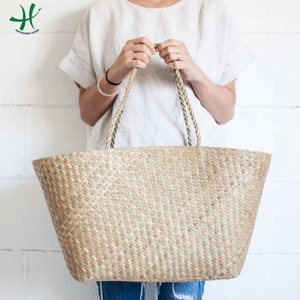 Bolso de paja de algas marinas al por mayor con asas de madera Bolso de verano natural a la moda para mujer Hecho en Vietnam - Product Image 5