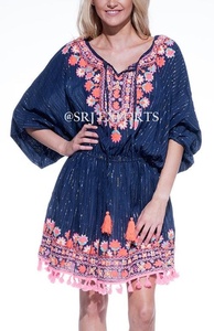 Meilleure vente en ligne : Robe tunique style kaftan pour femme, écologique, avec taille élastiquée, col à pompons et broderie Aari lumineuse en dentelle - Product Image 4