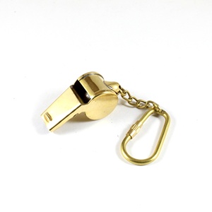 Llavero de silbato de árbitro de latón náutico de alta calidad Mosquetón elegante con lazo para llaves y equipaje Artículo promocional - Product Image 1