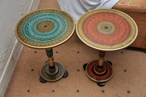 งานเคลือบเงาบนโต๊ะไม้ งานฝีมือทำมือ โต๊ะไม้เคลือบเงาหลากสี งานเคลือบเงาบนโต๊ะไม้ โต๊ะแบบดั้งเดิมที่สวยงาม - Product Image 5