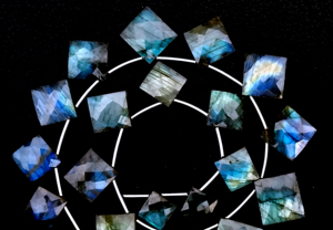 พลอยลาบราโดไรต์แท้ทรงคุชชั่นคัท สีฟ้าประกายระยิบระยับ ขนาด 10-16 มม. สำหรับทำเครื่องประดับขายส่ง - Product Image 4