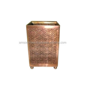 Portavelas de metal candelita candelabros decorativos de metal dorado forma cuadrada perforada portavelas votivo con Base - Product Image 3