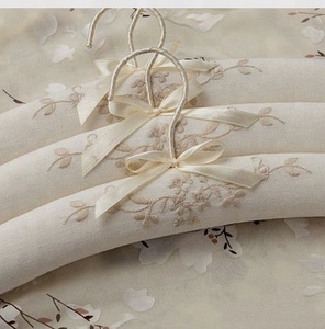 Cintre pour vêtements brodés en coton, outil de salon - Product Image 1