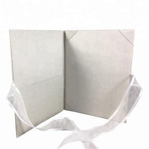 Décorations de mariage thaïlandaises élégantes en soie et invitations originales fabriquées à la main en Thaïlande - Product Image 5