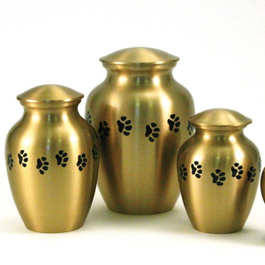 Juego de tres urnas de latón para mascotas con diseño de huella de pata para recuerdos y recuerdos de mascotas - Product Image 1