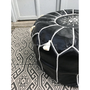 PUF de cuero negro marroquí con costuras y borlas - Product Image 2