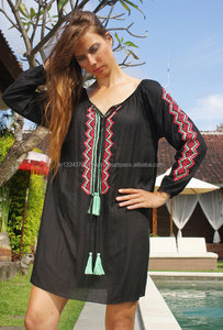 Dropshipping Streetwear Mini robe décontractée et sexy Tunique d'été à manches ballon et col pompon brodé de couleur néon - Product Image 2