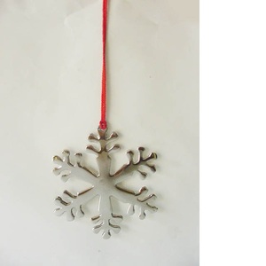 Adorno colgante de copos de nieve metálico hecho a mano, suministros de decoración para fiestas de Navidad en interiores y exteriores - Product Image 1